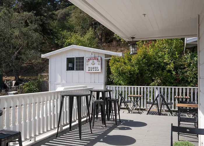 Smiley'S Saloon & Hotel