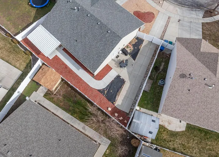 Fully Stocked Home With Hot Tub And Private Yard