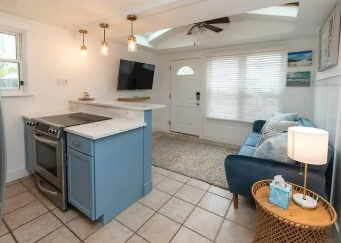 Cozy Margate Cottage - 3 Blocks To The Beach