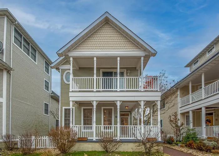 Luxury Beachside Vacation Getaway - Oceanview, Movie Theatre, Mini Golf