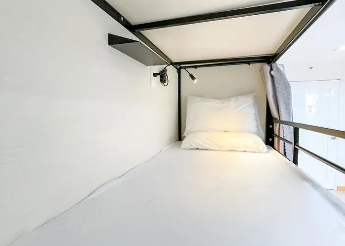 Travelers Inn - Modern Capsule Bunks, Makati Makati City