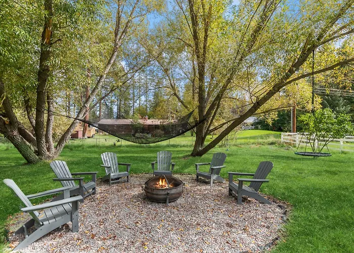 Whitefish Mountain Retreat - Sleeps 14 Near Glacier - Hot Tub & Game Room