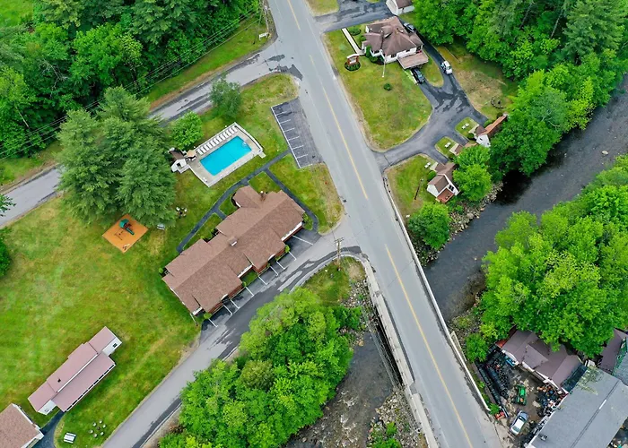 Cute Riverfront Cabin In Great Location W/ Shared Pool, Kitchenette, & Free Wifi