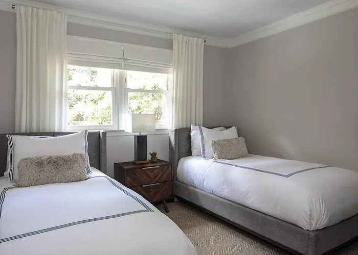 4 Bed 2 Bath - Salt Water Pool Close & Beaches