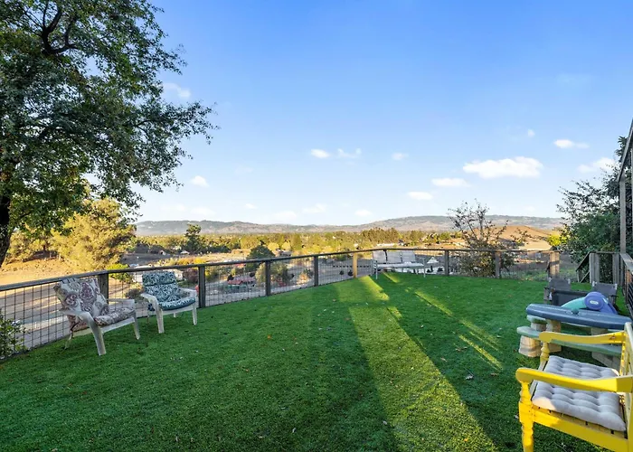 Private Pool & Large Deck: Modern Cotati Villa!