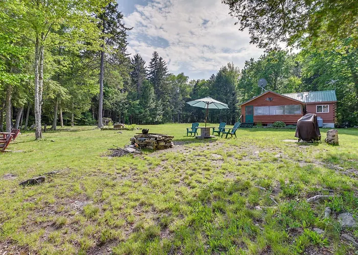 Peaceful Lakefront Cabin Getaway: Dock, Fire Pit!