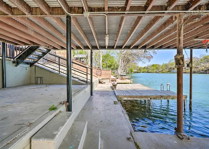Guadalupe Riverfront Studio W/ Private Balcony