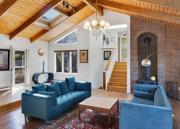 Stylistic Home And Easy Walk To The Beach