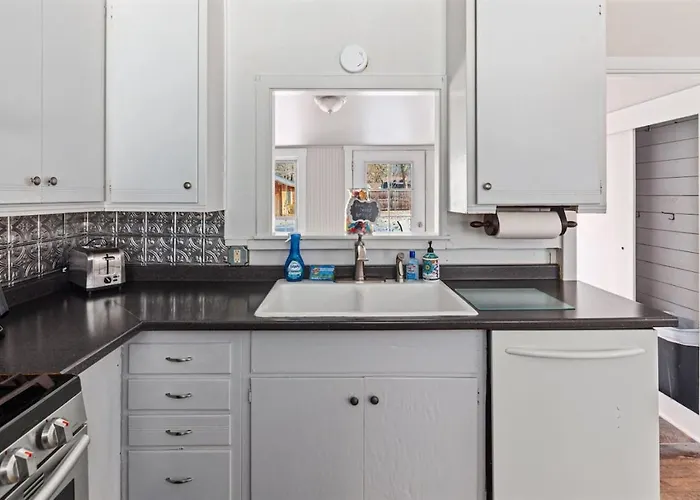4Th Ave Hideaway - Cozy Home With Spacious Yard