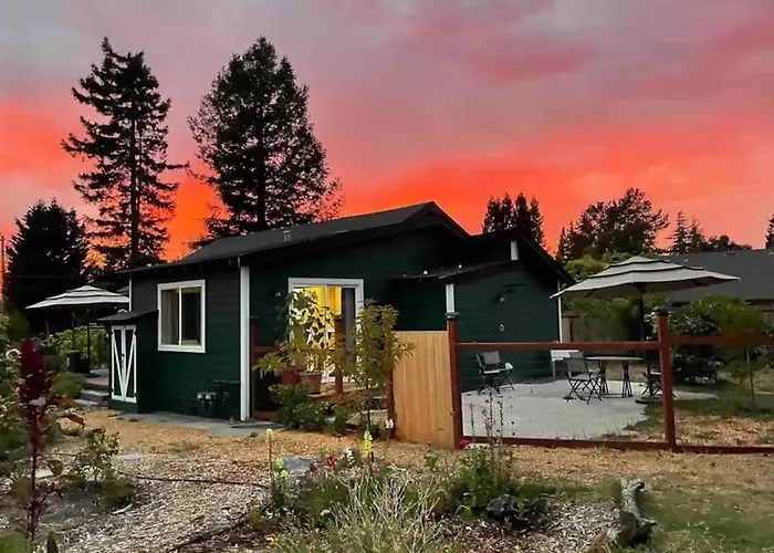 Charming Dog-Friendly Home Next To Regional Park