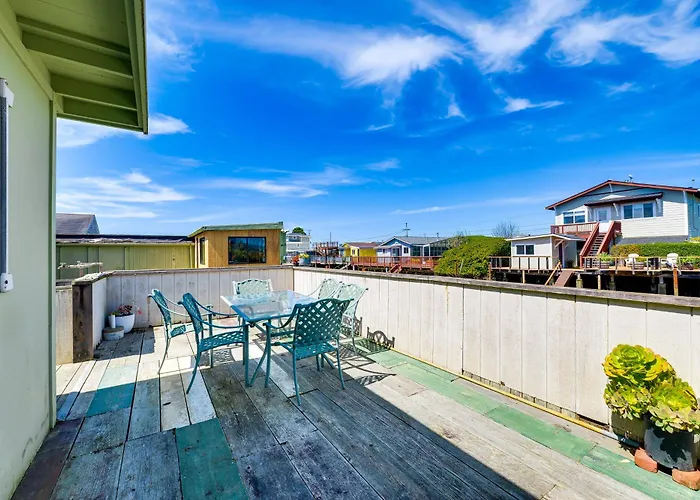 Peaceful Eureka Beach Cottage W/ 30-Foot Dock