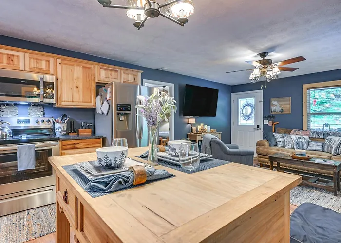 Murray Cabin W/ Hot Tub: Walk To Kentucky Lake!