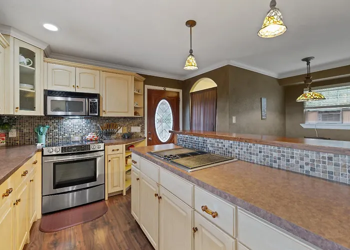 Hilltop Haven: Spacious 2BR Home with Jacuzzi, Scenic Views, and Pet-Friendly Acres