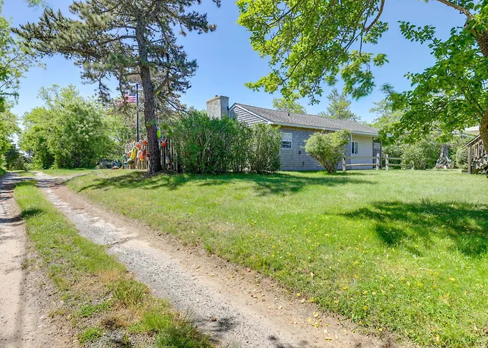 Close To Beach & P-Town! Cottage W/ Bay Views