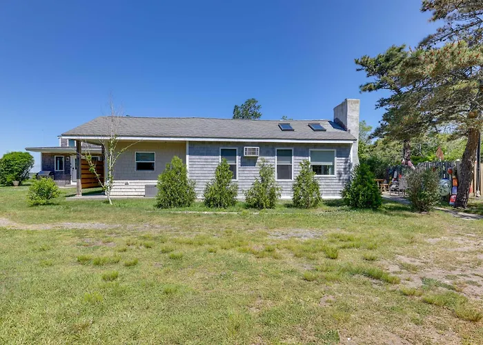 Close To Beach & P-Town! Cottage W/ Bay Views