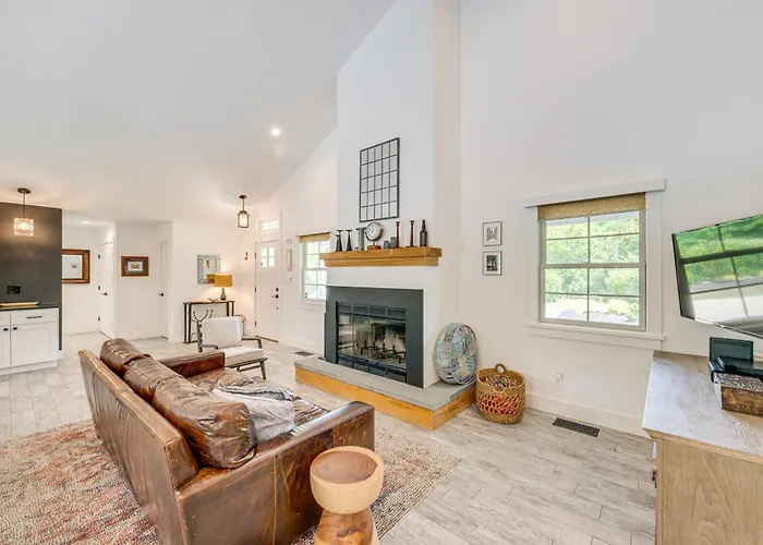 Distinctive Hamptons Home W/ Pool Near Bay, Ocean