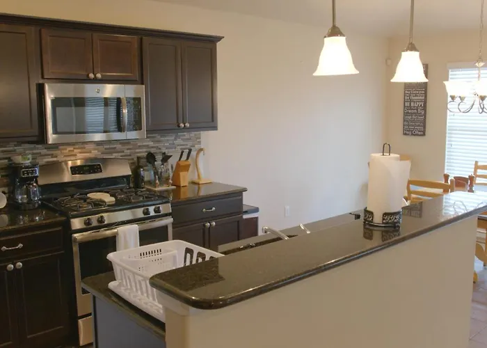 Stylish 3 Bedroom Retreat Near Downtown And Outlet