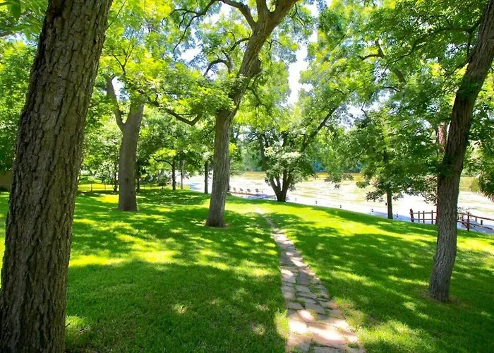The River Haven - Sleeps 32 - On Guadalupe River