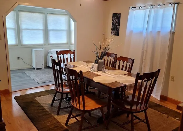 Classic Charm Close To Lake