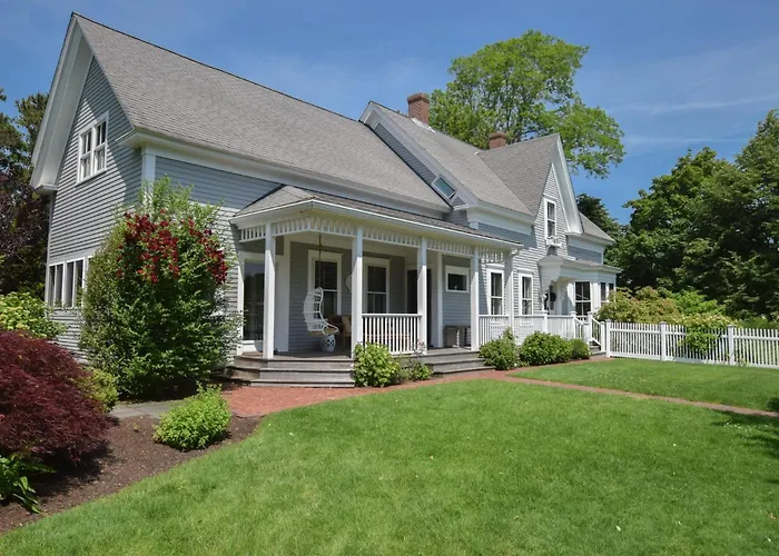 Gorgeous Traditional Home Modern Amenities Downtown Harwichport