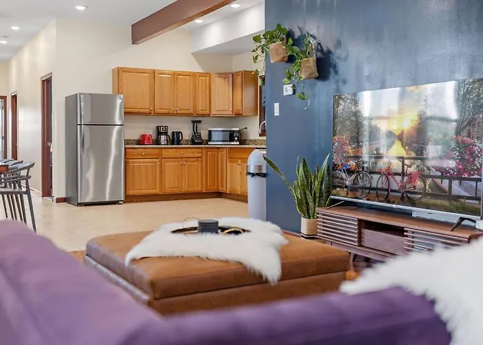 Renovated Ranch Style 6Br 4Ba Duplex Beach House