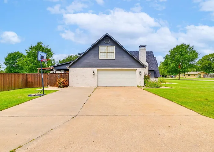 Fire Pit + Sauna: Spacious Lake Texoma Retreat!