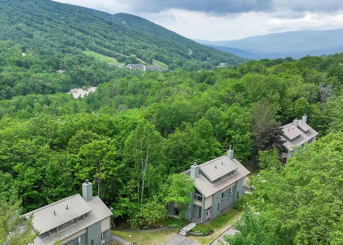 Lincoln Townhome W/ Community Pool & Club Access!