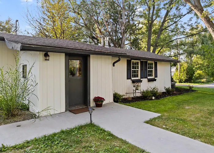 Cozy Home W/ King Bed & Lake Access