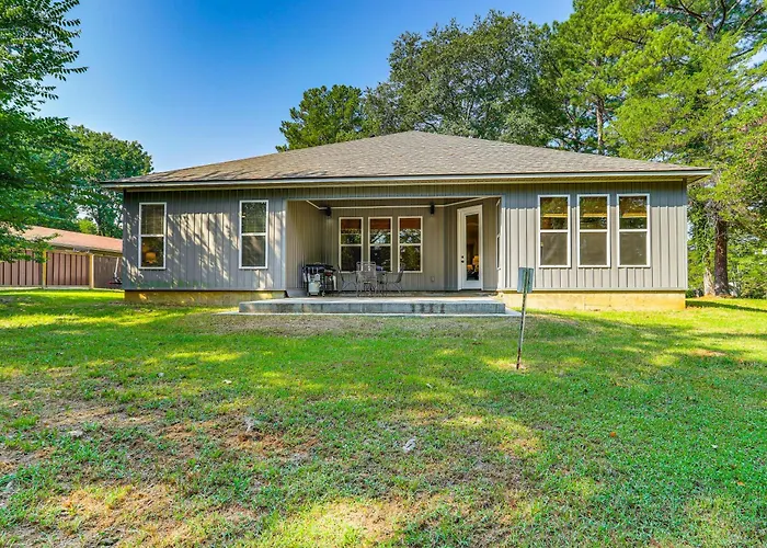 Spacious Heber Springs Home - Easy Marina Access!