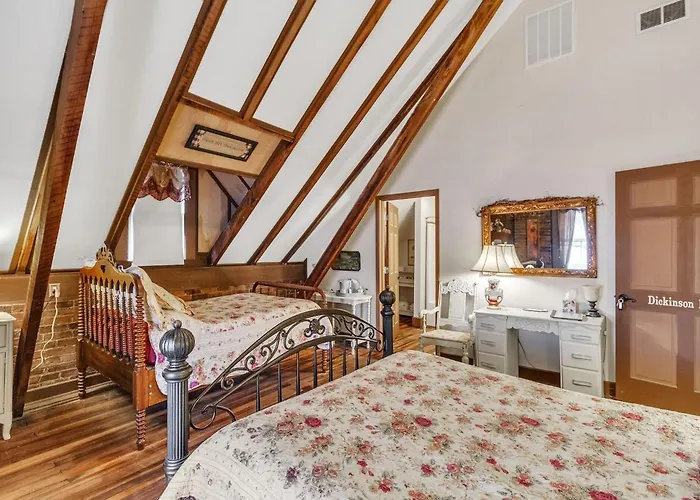 ​Dickinson Room At Main Street Bed & Breakfast