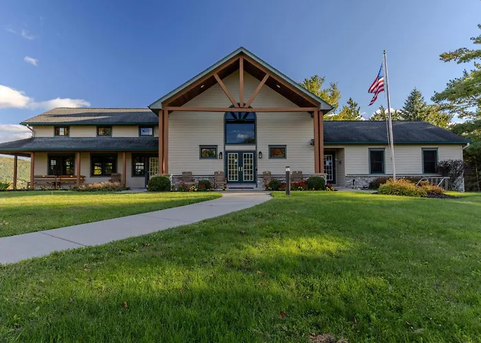 Canandaigua Lake Retreat With View And Private Beach Access, Foliage, Hike, And Ski