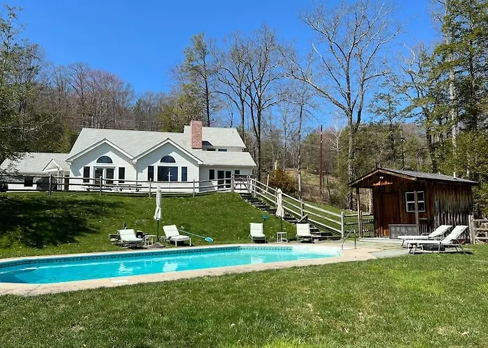 Luxury Woodstock Family Retreat With Pool Hot Tub