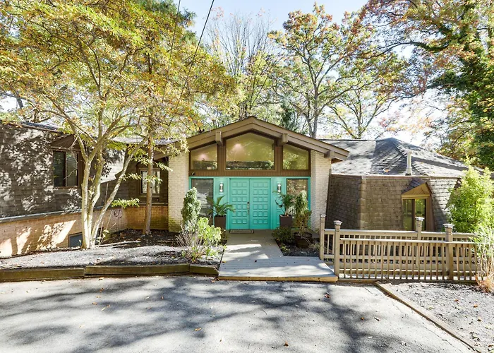 Spacious King Of Prussia Home W/ 2 Game Rooms
