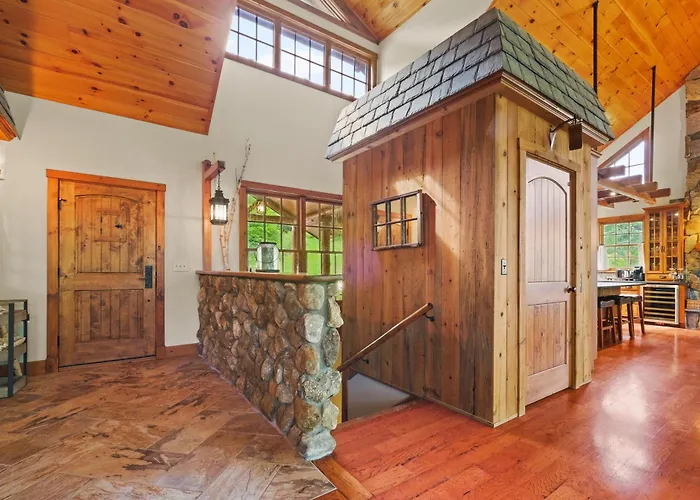 Luxury Log Cabin W Elevator, Hot Tub & Pool Table