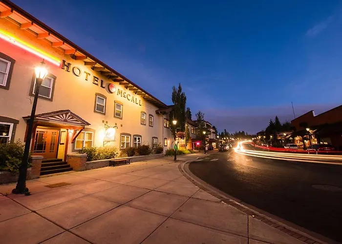 Park Street Cottage - Downtown, Fenced Yard, Hot Tub - Walk To Lake, Restaurants, Bars, & Shopping