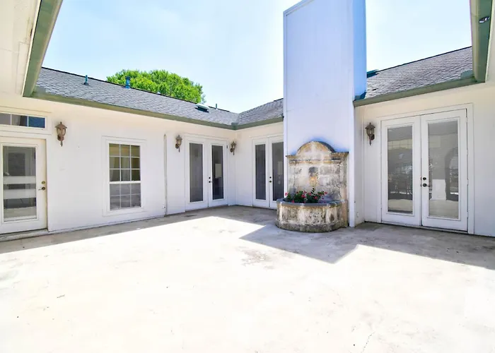 Casa Blanca In Texas Hill Country