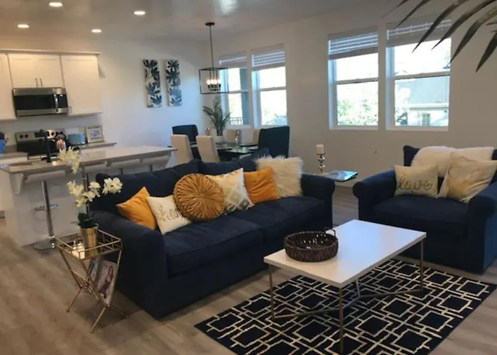 Deluxe Classy Townhouse With 2 Car Garage, Work Or Family!