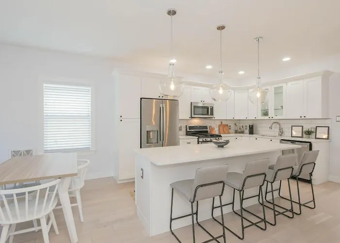 2 Blocks To Beach | Ventnor City | Multi- Level Decks | Pet Friendly
