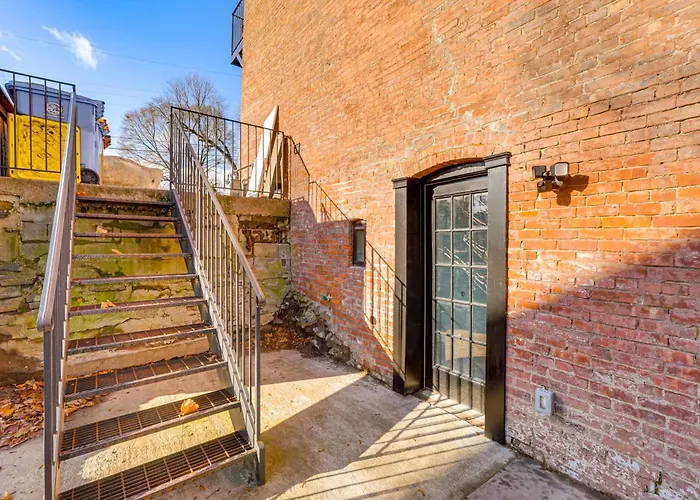 Walk To Waterfront: Chic Hudson Valley Garden Apt