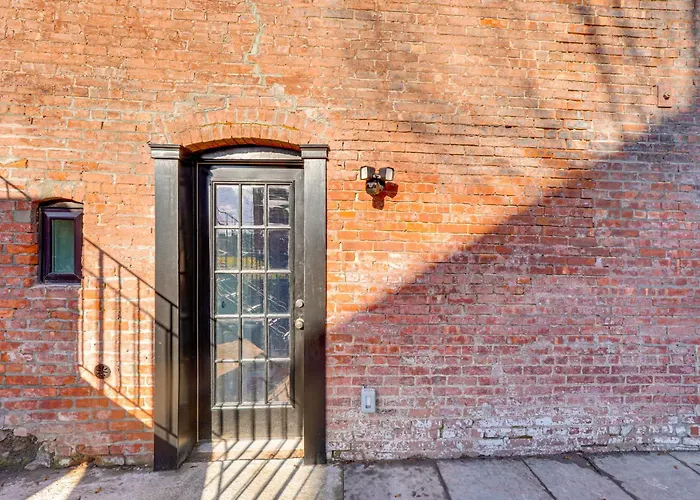 Walk To Waterfront: Chic Hudson Valley Garden Apt