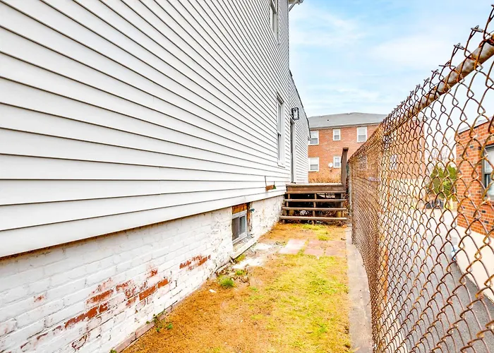 Centrally Located & Pet Friendly: Yonkers Studio!