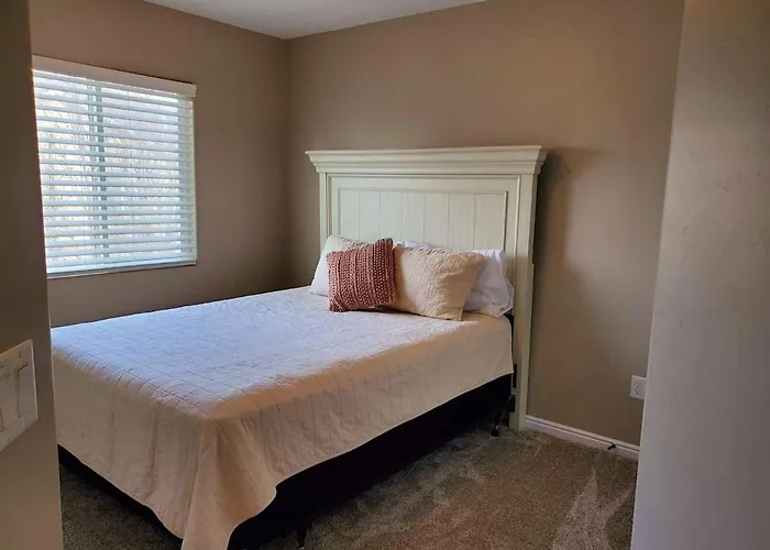 Cedar Getaway - Hot Tub, Private Sauna, Pool-Pong!