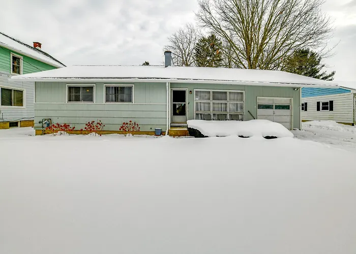 4 Mi To Dtwn: Pet-Friendly Home In Utica