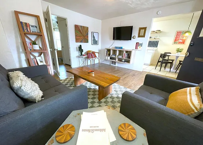 Vintage Casita - 2 Bed, Pet Friendly!
