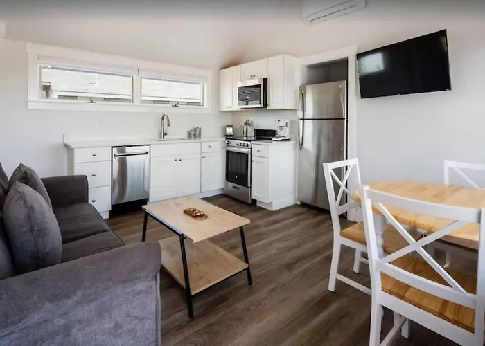 Water'S Edge Renovated Condo With Marina Views