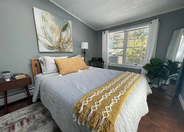 Bright, Airy Home In Hudson!