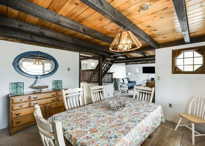 Family Lakeside Escape With Private Beach And Calm Waters