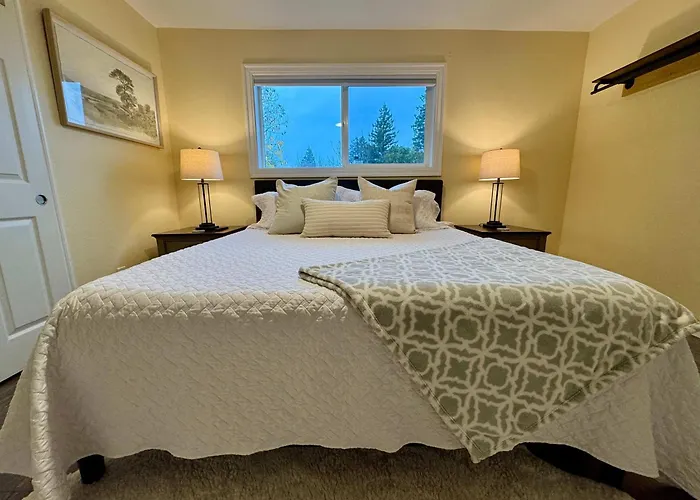 Charming Dog-Friendly Home Next To Regional Park