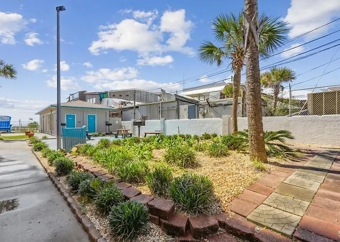 Summit 225 - Low Floor Beachfront - Sleeps 5