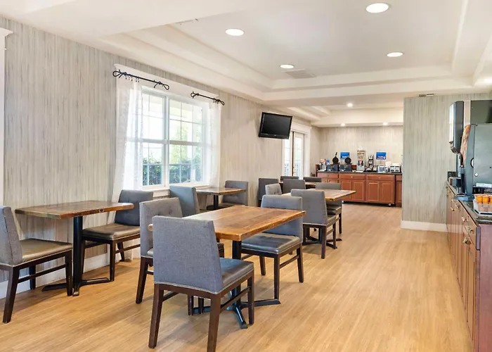 Best Western Cedar Inn & Suites